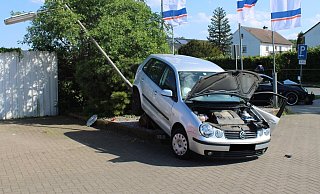 Der VW kam auf dem Beleuchtungsmast zum Stillstand. Foto: Polizei Minden-Lübbecke - Polizei Minden-Lübbecke Der VW kam auf dem Beleuchtungsmast zum Stillstand. Foto: Polizei Minden-Lübbecke - Polizei Minden-Lübbecke