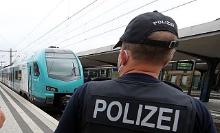 Die Bundespolizisten am Bahnsteig konnten nur einen der drei Jugendlichen aufhalten. - Symbolfoto: Wolfgang Rudolf Die Bundespolizisten am Bahnsteig konnten nur einen der drei Jugendlichen aufhalten. - Symbolfoto: Wolfgang Rudolf