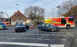 Die Heierstraße ist nach einem Unfall voll gesperrt. Zwei der beteiligten Autos sind so schwer beschädigt worden, dass sie abgeschleppt werden mussten. - Marc Schröder Die Heierstraße ist nach einem Unfall voll gesperrt. Zwei der beteiligten Autos sind so schwer beschädigt worden, dass sie abgeschleppt werden mussten. - Marc Schröder
