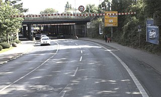 Die Höhenbegrenzung an der Brücke der Niederstraße wird abgehängt. - Straßen NRW Die Höhenbegrenzung an der Brücke der Niederstraße wird abgehängt. - Straßen NRW