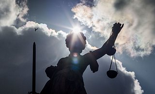 Ein 70-jähriger Rentner aus Bad Oeynhausen hat laut Anklage zwei Polizisten auf dem Gehweg beleidigt, sie mit Nazis verglichen und dann versucht zu fliehen. Vor Gericht entschuldigt sich der Mann. - picture alliance / dpa Ein 70-jähriger Rentner aus Bad Oeynhausen hat laut Anklage zwei Polizisten auf dem Gehweg beleidigt, sie mit Nazis verglichen und dann versucht zu fliehen. Vor Gericht entschuldigt sich der Mann. - picture alliance / dpa