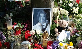 Vor den Kurhausterrassen haben Menschen Hunderte Blumen und Andenken an Philipos T. niedergelegt. - Ulf Hanke Vor den Kurhausterrassen haben Menschen Hunderte Blumen und Andenken an Philipos T. niedergelegt. - Ulf Hanke