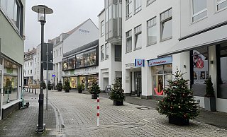 Etwas Weihnachtstimmung sollen Tannenbäumchen in die gesperrten Altstadt-Straßen bringen. - Peter Unger Etwas Weihnachtstimmung sollen Tannenbäumchen in die gesperrten Altstadt-Straßen bringen. - Peter Unger