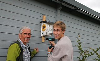 Nachhaltigkeitsrallye von Nistkasten zu Nistkasten: Ralf Haffke und Schüler Nevio Pietrzyk beim Anbringen. - Huxarium-Gartenpark Nachhaltigkeitsrallye von Nistkasten zu Nistkasten: Ralf Haffke und Schüler Nevio Pietrzyk beim Anbringen. - Huxarium-Gartenpark