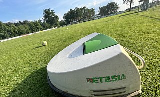 Es gibt bereits Vereine und Kommunen, die Rasenmäher-Roboter einsetzen. Wie hier für die Sportplätze des SC Espeln. - Jens Reddeker Es gibt bereits Vereine und Kommunen, die Rasenmäher-Roboter einsetzen. Wie hier für die Sportplätze des SC Espeln. - Jens Reddeker
