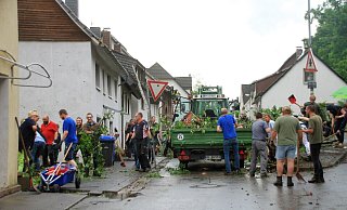 Große Hilfsbereitschaft unmittelbar nach dem Tornado in der Ortschaft Lütmarsen. - David Schellenberg Große Hilfsbereitschaft unmittelbar nach dem Tornado in der Ortschaft Lütmarsen. - David Schellenberg