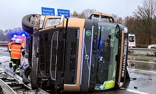 Ein Lkw ist im Kreuz Bielefelder auf der A2 umgekippt und hat für eine stundenlange Vollsperrung gesorgt. - Polizei Bielefeld Ein Lkw ist im Kreuz Bielefelder auf der A2 umgekippt und hat für eine stundenlange Vollsperrung gesorgt. - Polizei Bielefeld