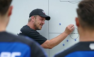 SC Paderborn-Trainer Lukas Kwasniok arbeitete während des Trainingslagers gewohnt akkribisch mit seiner Mannschaft. - Benedikt Riemer SC Paderborn-Trainer Lukas Kwasniok arbeitete während des Trainingslagers gewohnt akkribisch mit seiner Mannschaft. - Benedikt Riemer