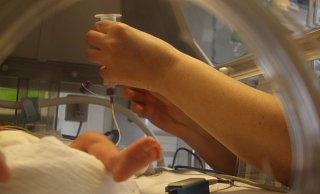 Marias Sohn wird auf der Neugeborenenintensivstation am Klinikum Lippe über eine Magensonde portionsweise mit Muttermilch gefüttert. Bald soll der vier Wochen alte Junge mit der oralen Ernährung loslegen. - Janet König Marias Sohn wird auf der Neugeborenenintensivstation am Klinikum Lippe über eine Magensonde portionsweise mit Muttermilch gefüttert. Bald soll der vier Wochen alte Junge mit der oralen Ernährung loslegen. - Janet König