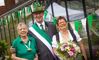 Gertraude Damm wird mich 80-Jahren Bierkönigin (li.), Michael und Sabine Bachem werden Königspaar der Schildescher Schützenfreunde. - Mike-Dennis Müller / www.mdm.photo Gertraude Damm wird mich 80-Jahren Bierkönigin (li.), Michael und Sabine Bachem werden Königspaar der Schildescher Schützenfreunde. - Mike-Dennis Müller / www.mdm.photo