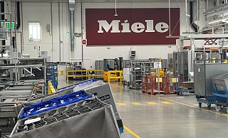 Seit fünf Jahren wird am Miele-Produktionsstandort Ksawerów gearbeitet. 500 Mitarbeiter fertigen jährlich rund 400.000 Waschmaschinen. - Jeanette Salzmann Seit fünf Jahren wird am Miele-Produktionsstandort Ksawerów gearbeitet. 500 Mitarbeiter fertigen jährlich rund 400.000 Waschmaschinen. - Jeanette Salzmann