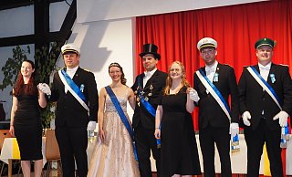 Sie sind die Thronfolger der Nieheimer Jungschützen; Rieke Bertram (v. l.), Reinhard Wand, Königin Joana Brune, König Stefan Lücking, Emily Brune, Maximilian Fröhling und Kommandeur Patrick Rasche. - Josef Köhne Sie sind die Thronfolger der Nieheimer Jungschützen; Rieke Bertram (v. l.), Reinhard Wand, Königin Joana Brune, König Stefan Lücking, Emily Brune, Maximilian Fröhling und Kommandeur Patrick Rasche. - Josef Köhne