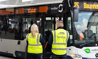 Das Service-Team von Mobiel an einer Bushaltestelle. - Mobiel / Jürgen Pasedag Das Service-Team von Mobiel an einer Bushaltestelle. - Mobiel / Jürgen Pasedag