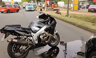 Das Motorrad wird bei dem Unfall in Bad Driburg über den Boden geschleudert. - Polizei Das Motorrad wird bei dem Unfall in Bad Driburg über den Boden geschleudert. - Polizei