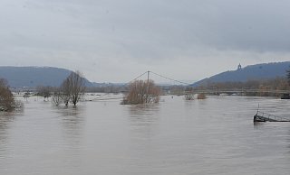 Die Weser in Minden mit Blich stromaufwärts nach Porta: Die Fußgängerbrücke, die die Innenstadt und Kanzlers Weide miteinander verbindet, endet im Wasser. - Joern Spreen-Ledebur Die Weser in Minden mit Blich stromaufwärts nach Porta: Die Fußgängerbrücke, die die Innenstadt und Kanzlers Weide miteinander verbindet, endet im Wasser. - Joern Spreen-Ledebur