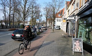 Bürgersteig, Radweg, Parkstreifen: Nicht immer sind im Neuhäuser Kern alle Flächen in öffentlicher Hand. Die heterogenen Besitzverhältnisse machen Eingriffe schwierig. - Hans-Hermann Igges Bürgersteig, Radweg, Parkstreifen: Nicht immer sind im Neuhäuser Kern alle Flächen in öffentlicher Hand. Die heterogenen Besitzverhältnisse machen Eingriffe schwierig. - Hans-Hermann Igges