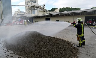 Brand im Pellet-Lager auf dem Bürener Bennenberg. Mit dem Sprühstrahl werden die glimmenden Pellets im Freien abgelöscht. - Ralph Meyer Brand im Pellet-Lager auf dem Bürener Bennenberg. Mit dem Sprühstrahl werden die glimmenden Pellets im Freien abgelöscht. - Ralph Meyer
