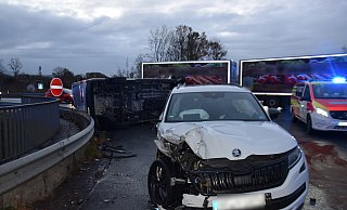 Durch die Wucht der Kollision überschlug sich der Ford-Transit. - Polizei Herford Durch die Wucht der Kollision überschlug sich der Ford-Transit. - Polizei Herford