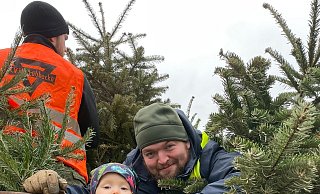 Mitarbeiter des CVJM Lübbecke sammeln wieder die ausgedienten Weihnachtsbäume in Lübbecke ein. Auch der Nachwuchs ist schon dabei. - CVJM Lübbecke e.V. Mitarbeiter des CVJM Lübbecke sammeln wieder die ausgedienten Weihnachtsbäume in Lübbecke ein. Auch der Nachwuchs ist schon dabei. - CVJM Lübbecke e.V.