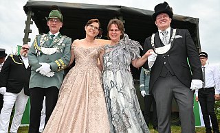 Erster Bezirkskönig Bernhard Fischer von der Bruderschaft St. Georg Riesel mit Königin Diana Fischer und der zweite Bezirkskönig Axel Gebhard mit Königin Anke Gebhard von der Bruderschaft St. Sebastian Bellersen. - Thomas Kube Erster Bezirkskönig Bernhard Fischer von der Bruderschaft St. Georg Riesel mit Königin Diana Fischer und der zweite Bezirkskönig Axel Gebhard mit Königin Anke Gebhard von der Bruderschaft St. Sebastian Bellersen. - Thomas Kube