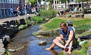 Für ein kühlendes Fußbad eignet sich in Bielefeld die Lutter gut, zum Beispiel im Park der Menschenrechte. - Archiv: Barbara Franke Für ein kühlendes Fußbad eignet sich in Bielefeld die Lutter gut, zum Beispiel im Park der Menschenrechte. - Archiv: Barbara Franke