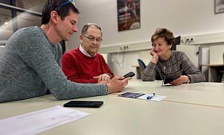 Dozent Jürgen Hügle (v. l.) führt durch die vhs-Sprechstunde. Hier erklärt er Siegfried und Christa Steil die Nutzungsmöglichkeiten eines QR-Codes. - Danielle Dörsing Dozent Jürgen Hügle (v. l.) führt durch die vhs-Sprechstunde. Hier erklärt er Siegfried und Christa Steil die Nutzungsmöglichkeiten eines QR-Codes. - Danielle Dörsing