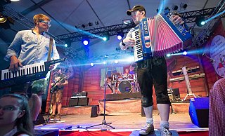 Gemeinsame Stimmungsmacher: Roland Filbinger (v.l.) am Keyboard mit Thomas Mader an der Quetschn von der Oktoberfestband Aischzeit. - Noah Wedel Gemeinsame Stimmungsmacher: Roland Filbinger (v.l.) am Keyboard mit Thomas Mader an der Quetschn von der Oktoberfestband Aischzeit. - Noah Wedel