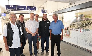 Joachim Geyh (l.) hat die Postkarte beigesteuert, neben der sich das Planungsteam für die Tunnelgalerie bestehend aus Dennis Gärtner (v.l.), Enrico Klee, Gerald Blome, Matthis Nolte und Martin Lorenz aufgebaut hat. - Judith Gladow Joachim Geyh (l.) hat die Postkarte beigesteuert, neben der sich das Planungsteam für die Tunnelgalerie bestehend aus Dennis Gärtner (v.l.), Enrico Klee, Gerald Blome, Matthis Nolte und Martin Lorenz aufgebaut hat. - Judith Gladow