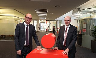Markus Krawietz (l.) und Matthias Paschke bilden das neue Führungsduo der Sparkasse Bad Oeynhausen-Porta Westfalica. - Jörg Stuke Markus Krawietz (l.) und Matthias Paschke bilden das neue Führungsduo der Sparkasse Bad Oeynhausen-Porta Westfalica. - Jörg Stuke
