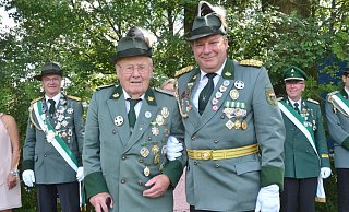 Mit 19 Jahren trat Willi Altemeier der St.-Johannes-Schützenbruderschaft Stukenbrock bei, jetzt ist er 84 Jahre alt und wurde auf dem Schützenwochenende für 65-jährige Mitgliedschaft geehrt, hier mit Oberst Kai Schmidt. - Sibylle Kemna Mit 19 Jahren trat Willi Altemeier der St.-Johannes-Schützenbruderschaft Stukenbrock bei, jetzt ist er 84 Jahre alt und wurde auf dem Schützenwochenende für 65-jährige Mitgliedschaft geehrt, hier mit Oberst Kai Schmidt. - Sibylle Kemna