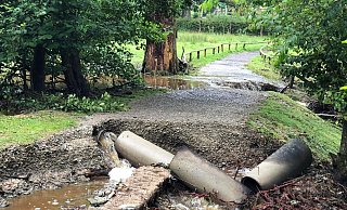 Der Bach wurde ein reißender Fluss und riss Teile des Weges mit sich. Foto: Tierpark Sababurg - Tierpark Sababurg Der Bach wurde ein reißender Fluss und riss Teile des Weges mit sich. Foto: Tierpark Sababurg - Tierpark Sababurg