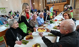 Melek Yapar reicht Walter Droß einen Schnitzel-Teller. Gegenüber sitzt seine Ehefrau Gerda Groß. - Barbara Franke Melek Yapar reicht Walter Droß einen Schnitzel-Teller. Gegenüber sitzt seine Ehefrau Gerda Groß. - Barbara Franke