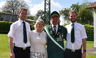 Das Schützenkönigspaar Jürgen und Margit Dahl freut sich mit ihren Söhnen Patrick und Dominik über die nun endgültig gesicherte Königswürde. - Brigitta Wieskotten Das Schützenkönigspaar Jürgen und Margit Dahl freut sich mit ihren Söhnen Patrick und Dominik über die nun endgültig gesicherte Königswürde. - Brigitta Wieskotten