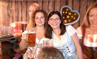 Viele Gäste kamen im typischen Oktoberfest-Outfit. - Thomas Kube Viele Gäste kamen im typischen Oktoberfest-Outfit. - Thomas Kube