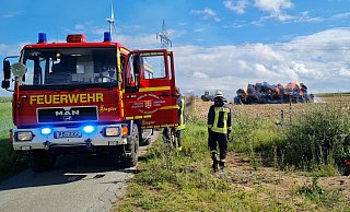 Die Feuerwehr lässt die Strohballen kontrolliert abbrennen. - Feuerwehr Bad Wünnenberg Die Feuerwehr lässt die Strohballen kontrolliert abbrennen. - Feuerwehr Bad Wünnenberg