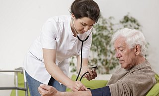 Der Fachkräftemangel wird immer größer, gleichzeitig steigt die Zahl der zu Pflegenden jährlich um 7.000 bis 8.000 . Das System ambulante Pflege gerät immer mehr unter Druck. - Katarzyna Bialasiewicz photographee.eu Der Fachkräftemangel wird immer größer, gleichzeitig steigt die Zahl der zu Pflegenden jährlich um 7.000 bis 8.000 . Das System ambulante Pflege gerät immer mehr unter Druck. - Katarzyna Bialasiewicz photographee.eu