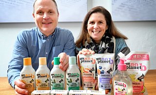 Jessie (47) und Sebastian Wölke (44) haben einige Jahre in England gelebt, mittlerweile sind sie mit ihren zwei Kindern nach Gütersloh gezogen. Von ihr managen sie ihre Marke "no planet b" - Andreas Frücht Jessie (47) und Sebastian Wölke (44) haben einige Jahre in England gelebt, mittlerweile sind sie mit ihren zwei Kindern nach Gütersloh gezogen. Von ihr managen sie ihre Marke "no planet b" - Andreas Frücht