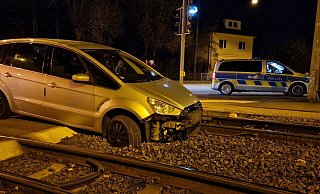 Statt der Fahrbahn für Auto zu folgen, fuhr der 44-Jährige den Gleisen der Stadtbahn hinterher und fuhr sich fest. - Polizei Statt der Fahrbahn für Auto zu folgen, fuhr der 44-Jährige den Gleisen der Stadtbahn hinterher und fuhr sich fest. - Polizei