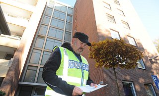 Ein Mitarbeiter des Ordnungsamtes klingelt an einer Wohnungstür. - Symbolbild: Joern Spreen-Ledebur Ein Mitarbeiter des Ordnungsamtes klingelt an einer Wohnungstür. - Symbolbild: Joern Spreen-Ledebur
