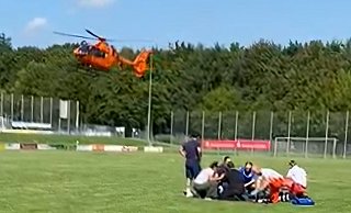 Beim U17-Landesligaspiel Theesen – Arminia musste ein Notarzt per Hubschrauber einem Arminen Hilfe bringen. - Privat Beim U17-Landesligaspiel Theesen – Arminia musste ein Notarzt per Hubschrauber einem Arminen Hilfe bringen. - Privat