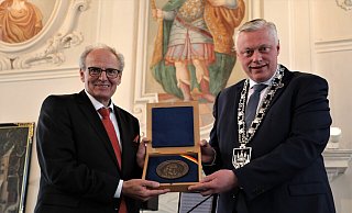 Hubert Wolf und Daniel Hartmann mit der Fallersleben-Plakette. Für den Bürgermeister war die Verleihung bei dieser „renommierten Veranstaltungsreihe eine Premiere, „die mich stolz macht“. Anschließend trug sich Wolf in das Goldene Buch der Stadt ein. - Simone Flörke Hubert Wolf und Daniel Hartmann mit der Fallersleben-Plakette. Für den Bürgermeister war die Verleihung bei dieser „renommierten Veranstaltungsreihe eine Premiere, „die mich stolz macht“. Anschließend trug sich Wolf in das Goldene Buch der Stadt ein. - Simone Flörke
