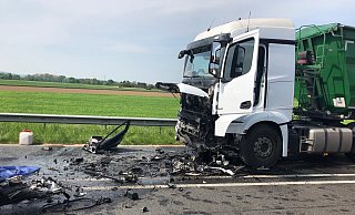 Der Fahrer des Sattelzugs war am Vormittag auf der B 482 in Richtung Porta Westfalica unterwegs, als es zu dem Zusammenstoß kam. Die Zugmaschine wurde erheblich beschädigt. - Polizei Minden-Lübbecke Der Fahrer des Sattelzugs war am Vormittag auf der B 482 in Richtung Porta Westfalica unterwegs, als es zu dem Zusammenstoß kam. Die Zugmaschine wurde erheblich beschädigt. - Polizei Minden-Lübbecke