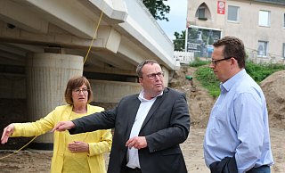 Petra Beckefeld (v.l.), Oliver Krischer und Stefan Schwartze im Gespräch auf der Flutmulden-Brückenbaustelle. - Ulf Hanke Petra Beckefeld (v.l.), Oliver Krischer und Stefan Schwartze im Gespräch auf der Flutmulden-Brückenbaustelle. - Ulf Hanke