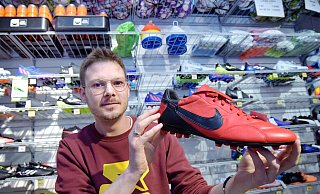 Schicker Schuh, echtes Leder, coole Marke: Andre Darr von Soccer Base zeigt ein Schmuckstück, das er noch da hat - in Größe 49. - Barbara Franke Schicker Schuh, echtes Leder, coole Marke: Andre Darr von Soccer Base zeigt ein Schmuckstück, das er noch da hat - in Größe 49. - Barbara Franke