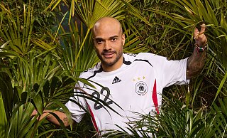 David Odonkor zieht ins RTL-Dschungelcamp. - RTL+ David Odonkor zieht ins RTL-Dschungelcamp. - RTL+