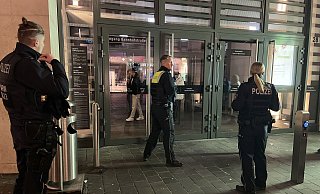 Die Polizei steht vor dem geschlossen Loom, drei Jugendliche stehen drinnen und kommen nicht raus. - Simon Schulz Die Polizei steht vor dem geschlossen Loom, drei Jugendliche stehen drinnen und kommen nicht raus. - Simon Schulz