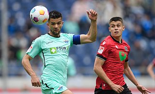 Paderborns Visar Musliu (l.) im Duell mit Hannovers Nicolo Tresoldi. - Swen Pförtner Paderborns Visar Musliu (l.) im Duell mit Hannovers Nicolo Tresoldi. - Swen Pförtner