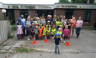 Hinter den Vertreterinnen und Vertretern des Elternbeirats um Pardis Schellenberg, Franziska Vogt, Same Baysal, Katharina Müller-Spirawski und Sandra Olschowski stehen geschlossen die weiteren Eltern und Kinder der Kita. Seit vier Jahren ist ihre Einrichtung eine Dauerbaustelle. - Katharina Eisele Hinter den Vertreterinnen und Vertretern des Elternbeirats um Pardis Schellenberg, Franziska Vogt, Same Baysal, Katharina Müller-Spirawski und Sandra Olschowski stehen geschlossen die weiteren Eltern und Kinder der Kita. Seit vier Jahren ist ihre Einrichtung eine Dauerbaustelle. - Katharina Eisele