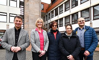 Landrat Michael Stickeln(v.l.), Diana Kohaupt (Leiterin der Abteilung Soziale Dienste des Kreises Höxter), Anja Schaefers (Leiterin der Abteilung Vormundschaften und Betreuungen des Kreises Höxter), Silke Merkel (Leiterin der Abteilung Soziale Dienste des Kreises Höxter) und Daniel Schmereim (Leiter der Abteilung Interne Dienstleistungen und Gebäude). - Kreis Höxter Landrat Michael Stickeln(v.l.), Diana Kohaupt (Leiterin der Abteilung Soziale Dienste des Kreises Höxter), Anja Schaefers (Leiterin der Abteilung Vormundschaften und Betreuungen des Kreises Höxter), Silke Merkel (Leiterin der Abteilung Soziale Dienste des Kreises Höxter) und Daniel Schmereim (Leiter der Abteilung Interne Dienstleistungen und Gebäude). - Kreis Höxter
