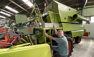 Aus der überdimensionalen „Garage“ für ausrangierte Fahrzeuge im Kreis Gütersloh haben die Claas-Archivare mit viel Aufwand und Herzblut ein schmuckes Info- und Schulungszentrum für Mitarbeiter, Kunden und Besucher entstehen lassen. - Burkhard Hoeltzenbein Aus der überdimensionalen „Garage“ für ausrangierte Fahrzeuge im Kreis Gütersloh haben die Claas-Archivare mit viel Aufwand und Herzblut ein schmuckes Info- und Schulungszentrum für Mitarbeiter, Kunden und Besucher entstehen lassen. - Burkhard Hoeltzenbein